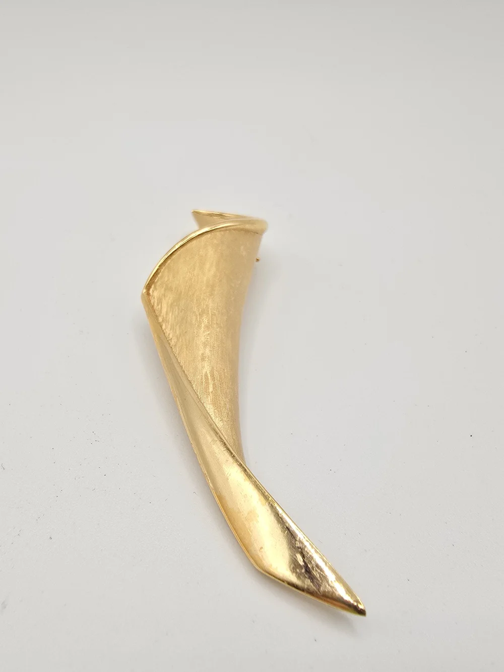 VTG Crown Trifari Brooch Gold Tone Ribbon Pin Brushed Finish Modernist 3.5